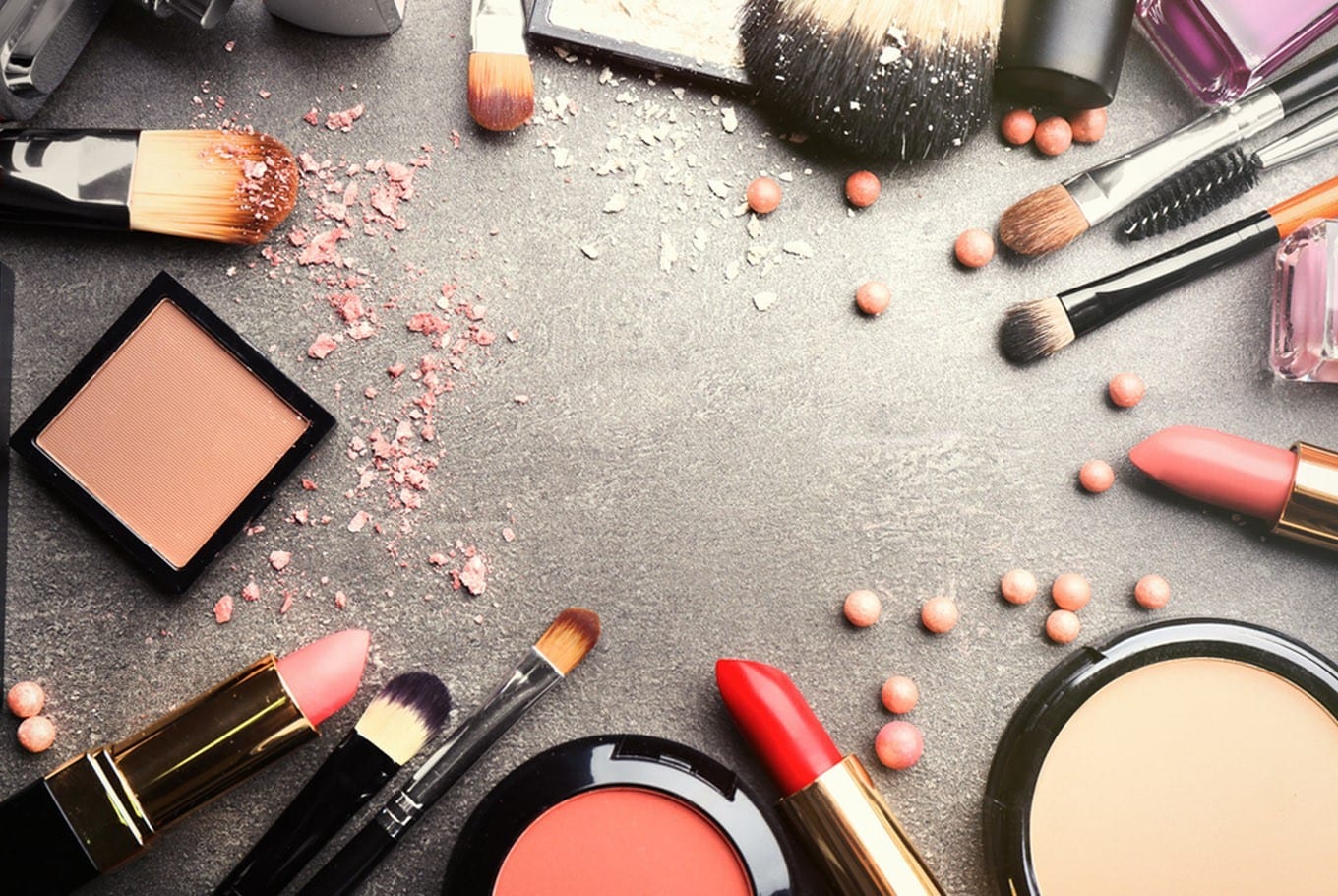 «قمر الوكالة هتضر بشرتك».. إليك نصائح هامة عند شراء منتجات التجميل