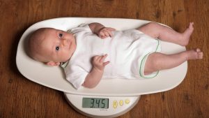 الزيادة الطبيعية لوزن الطفل حديث الولادة