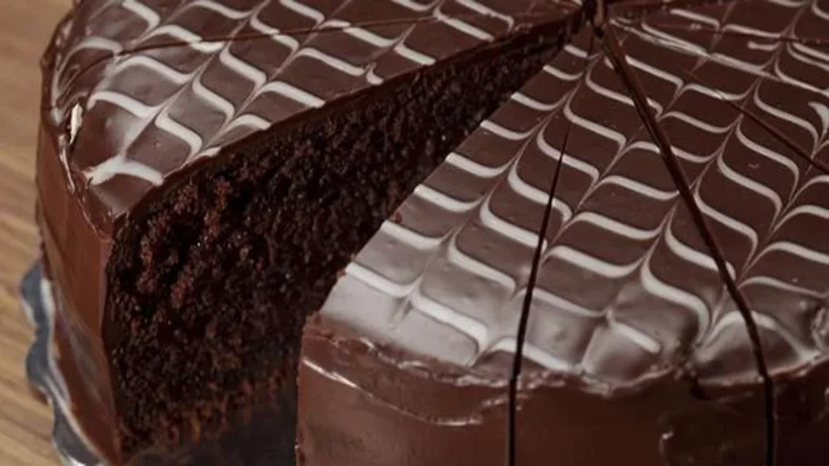 تعرف على طريقة عمل كيكة الشوكولاتة تُعد كيكة الشوكولاتة من أنواع وصفات الكيك المشهورة في المطبخ العالمي، حيث تعد الشوكولاتة المكون الرئيسي فيها سواء كانت معدة من الكاكاو الخام، أو من الشوكولاتة الجاهزة المعاد تذويبها، ويمكن تقديمها في المناسبات الخاصة، كما يوجد أكثر من طريقة عمل كيكة الشوكولاتة يمكن تحضيرها. طريقة عمل كيكة الشوكولاتة الاسفنجية المكونات كوب من الزبدة كوب من السكر. أربع حبات من البيض. ثلاثة أرباع الكوب من الدقيق. ملعقة صغيرة من الفانيلا. ثلاثة ملاعق كبيرة من الكاكاو الخام. ملعقة كبيرة من البيكنج باودر. مكونات الكريمة ثلاثة أرباع الكوب من السكر البودرة. أربعة ملاعق كبيرة من الزبدة. ثلاثة ملاعق كبيرة من الكاكاو الخام. ملعقتان كبيرتان من الحليب. طريقة التحضير تحضر الكريما أولاً بإضافة الزبدة في وعاء، وتخفق بالمضرب الكهربائي، ثم يضاف لها السكر، والحليب، وتخفق المكونات معاً حتى تتجانس، ثم يضاف الكاكاو وتخفق المكونات مجدداً. يحضر الكيك بإضافة الزبدة والسكر في وعاء، ويخفق المكونين معاً. يضاف البيض والفانيلا وتخفق المكونات مرةٍ أخرى حتى تتجانس. يضاف الدقيق، والكاكاو، والبيكنج باودر وتخفق المكونات للحصول على خليطٍ متجانس القوام. يسكب خليط الكيك في صينيتين متساويتين في الحجم. توضع الصينيتين في فرنٍ محمى مسبقاً لمدة 25 دقيقة حتى ينضج الكيك . تخرج الكيكة الأولى من الصينية الأولى وتوضع في طبق التقديم. توزع طبقة الكريمة المعدة مسبقاً على الطبقة الأولى من الكيك، ثم توضع فوقها الطبقة الثانية من الكيك. طريقة عمل كيكة الشوكولاتة دون بيض المكونات كوبان من الدقيق. كوب من السكر. ستة ملاعق كبيرة من الزيت. ثلاثة ملاعق كبيرة من الكاكاو الخام. ملعقة صغيرة من الفانيلا. ملعقة صغيرة من الملح. ملعقة كبيرة من الخل الأبيض. ملعقة كبيرة من البيكنج باودر. كوب من الماء البارد. مكونات الصوص ثلاثة ملاعق كبيرة من الزبدة. كوب من السكر المطحون. ثلاثة ملاعق كبيرة من الكاكاو الخام. ملعقة صغيرة من الفانيلا. طريقة التحضير ينخل الدقيق والكاكاو، السكر، والملح، والبيكنج باودر، وتوضع المكونات معاً في وعاء، وتقلب بمعلقةٍ خشبية حتى تختلط معاً. يضاف الزيت على خليط الدقيق، وتقلب المكونات مجدداً، ثم يضاف الخل،و الفانيلا، وتقلب المكونات مجدداً مع كل إضافة مكونٍ جديد. يضاف كوب الماء وتخفق المكونات حتى نحصل على خليطٍ متجانس القوام. يسكب خليط الكيك في صينيةٍ مخصصة للفرن، وتخبز لمدة ثلاثين دقيقة تقريباً حتى ينضج الكيك. يجهز صوص الشوكولاتة بوضع الزبدة في قدرٍ على نارٍ هادئة حتى تذوب، ثم يضاف لها السكر المطحون، والكاكاو والفانيلا وتقلب المكونات معاً حتى يتكون لدينا صوص كثيف وناعم القوام. تزين الكيكة بعد إخراجها من الفرن وتركها تبرد بصوص الشوكولاتة وتغلف به. طريقة عمل كيكة الشوكولاتة السهلة المكونات بيضتان. كوب ونصف من الدقيق. ثلاثة ملاعق كبيرة من الكاكاو قليل الدسم. ثلاثة أرباع الكوب من السكر. ملعقة صغيرة من الفانيلا. نصف ملعقة صغيرة من الملح. ثلاثة ملاعق كبيرة من الحليب البودرة مذوبة في كوب ونصف من الماء. ملعقتان كبيرتان من الزيت. ملعقة كبيرة من البيكنج باودر. طريقة التحضير يحمى الفرن مسبقاً على حرارة 250 درجة مئوية، وتجهز صينية الكيك بدهنها بقليلٍ من الزيت. يوضع البيض في وعاء ويضاف له الملح، والفانيلا، وتخفق المكونات حتى نحصل على خليط متجانس. يخلط الكاكاو، والسكر، والدقيق، والبيكنج بودر معاً، ويضاف لمزيج البيض بالتناوب مع الحليب المذوب بالماء، ثم يضاف الزيت، وتمزج المكونات معاً حتى نحصل على خليط كيك متجانس القوام. يصب خليط الكيك في صينية الفرن ويخبز لمدة عشرين دقيقة حتى ينضج. طريقة عمل كيكة الشوكولاتة الألمانية المكونات 160 غراماً من الشوكولاتة. نصف كوب من الماء المغلي. كوبان من الدقيق. ملعقة صغيرة من صودا الخبز. ربع ملعقة صغيرة من الملح. كوب من الزبدة اللينة. كوب من السكر. صفار أربع بيضات. كوب من اللبن الرائب الدافئ. ملعقة صغيرة من الفانيلا. ملعقتان كبيرتان من مسحوق الكاكاو. ملعقتان صغيرتان من البيكنج باودر. مكونات الكريمة 340 ملاً من الحليب المكثف المحلى. نصف كوب من السكر. 200 غراماً من الزبدة. صفار أربع بيضات. زلال أربع بيضات. نصف كوب من جوز عين الجمل المجروش. كوب من جوز عين الجمل كامل الحبة. نصف كوب من جوز الهند الخشن. طريقة التحضير توضع الشوكولاتة في طبقٍ عميق، ويسكب فوقها الماء المغلي، وتقلب جيداً حتى تذوب تماماً. ينخل الدقيق مع البيكنج باودر،والملح، والكاكاو، وصودا الخبز، وتوضع المكونات الجافة جانباً. يوضع بياض البيض في وعاءٍ ويخفق حتى يتضاعف حجمه ونحصل على خليطٍ رغوي، ويوضع جانباً. توضع الزبدة مع السكر في وعاء ويخفق المكونين حتى نحصل على خليط ناعم الملمس بقوامٍ كريمي. يضاف صفار البيض والفانيلا تدريجياً لمزيج الزبدة والسكر مع الاستمرارية في الخفق. يضاف اللبن الدافئ لخليط الدقيق وتخلط المكونات بواسطة ملعقة. يضاف مزيج صفار البيض ومزيج الشوكولاتة لخليط الدقيق، وتقلب المكونات يدوياً وتخفق حتى تتجانس وتتداخل معاً. يضاف بياض البيض المخفوق لكامل الخليط ويقلب بهدوء بالاستعانة بملعقةٍ بلاستيكية حتى تتجانس جميع المكونات. يصب خليط الكيك في صينيتين أو قالبين وتخبزا بالفرن على حرارة 180 درجة مئوية لمدة خمسة وأربعين دقيقة حتى ينضج الكيك. تحضر الكريما بوضع صفار البيض في قدرٍ على نارٍ هادئة ويخفق، ثم يضاف له السكر، والحليب، والزبدة، والفانيلا، وتقلب المكونات حتى تمتزج معاً، ويترك المزيج حتى يصل لدرجة الغليان ويصبح كثيف وثقيل القوام، ثم يوضع جانباً ليبرد. يضاف الجوز المجروش، والجوز كامل الحبة، وجوز الهند لخليط الكريمة وتقلب المكونات معاً. يخرج الكيك من الفرن ويترك ليبرد تماماً، ثم توضع الطبقة الأولى من الكيك في وعاء التقديم وتصب فوقها نصف كمية الكريمة وتوزع بالتساوي. توضع الطبقة الثانية من الكيك، وتصب كمية الكريمة المتبقية حتى تتغلف تماماً، وتزين بحب جوز عين الجمل. طريقة عمل كيكة الشوكولاتة السادة مع الكريمة الملونة المكونات كوب وثلاثة أرباع الكوب من الدقيق. ثلاثة أرباع الكوب بودرة كاكاو خام. ملعقة صغيرة ونصف من بيكربونات الصودا. ملعقة صغيرة ونصف من البيكنج باودر. ملعقة صغيرة من الملح. كوبان من السكر. كوب من الحليب. نصف كوب من زيت الذرة. حبتان كبيرتان من البيض. ملعقة صغيرة من الفانيلا السائلة. كوب من الماء المغلي. مكونات الكريمة كوب ونصف الكوب من السكر البودرة. ملعقة أو ملعقتان كبيرتان من الحليب. بضع قطرات من ملون الطعام حسب الرغبة. طريقة التحضير يسخن الفرن على حرارة 180 درجة مئوية، ويجهز قالب الكيك ويدهن بقليلٍ من السمن النباتي، ويرش بقليلٍ من الدقيق، ويوضع جانباً. ينخل الدقيق والكاكاو وبيكربونات الصودا، والبيكنج باودر، والملح وتخلط المكونات في الخلاط الكهربائي حتى تختلط معاً، ثم تضاف كمية السكر لخليط الدقيق وتقلب المكونات مرةٍ أخرى بالمضرب الشبكي لثوانٍ. يضاف الحليب، والزيت، والبيض، والفانيلا لخليط الدقيق، وتخفق المكونات جميعها على سرعةٍ متوسطة لمدة دقيقتين. يضاف الماء المغلي، وتخفق المكونات مجدداً لحين الحصول على خليطٍ ناعم القوام. يسكب الخليط في القالب المجهز مسبقًا، ويخبز لمدةٍ تتراوح من ثلاثين إلى خمسة وثلاثين دقيقةٍ حتى ينضج. تحضر الكريمة بنخل السكر الناعم في طبقٍ عميق، ثم يضاف الحليب مع التقليب المستمر حتى نحصل على خليطٍ كريمي أشبه بقوام العسل. تقسم الكريمة في ثلاثة أطباق، ويضاف لكل طبقٍ ملون طعام اختياري حسب الرغبة، ثم تقلب الكريما حتى تكتسب اللون جيداً. يزين الكيك بالكريمة الملونة بالطريقة المفضلة، ويترك حتى تجف قبل تقديمه.