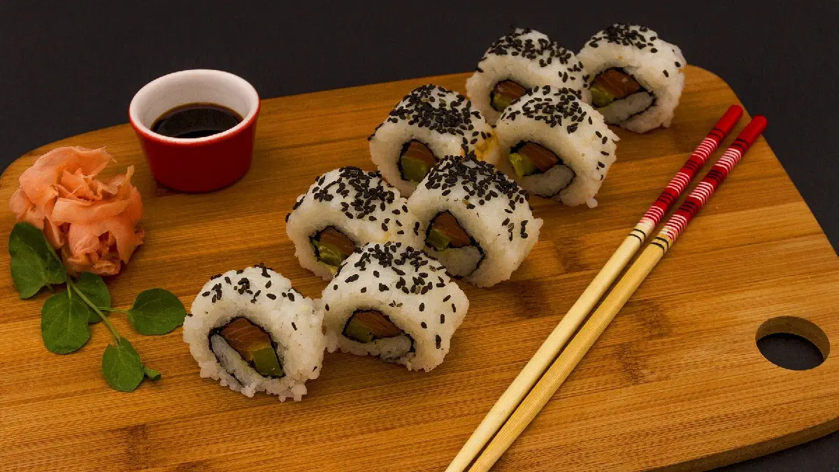 سوشي أكلة يابانية بامتياز، ما هو وكيف يتم عمله
