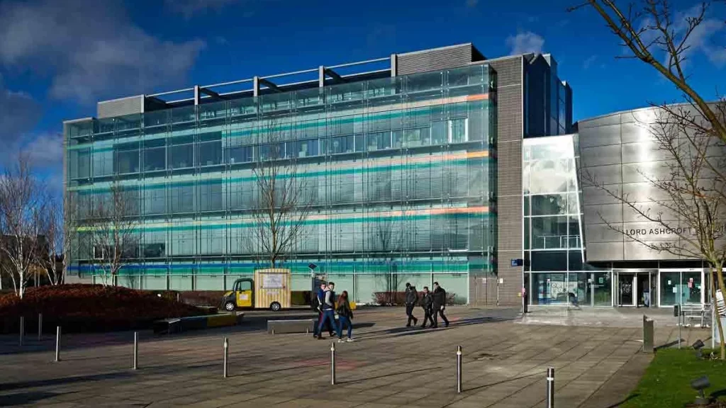 مركز اللغات في جامعة انجليا روسكين
