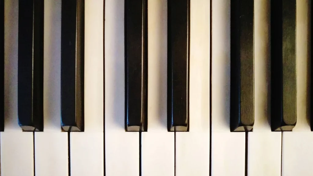 الخطوة الثانية: تعلم مفاتيح البيانو